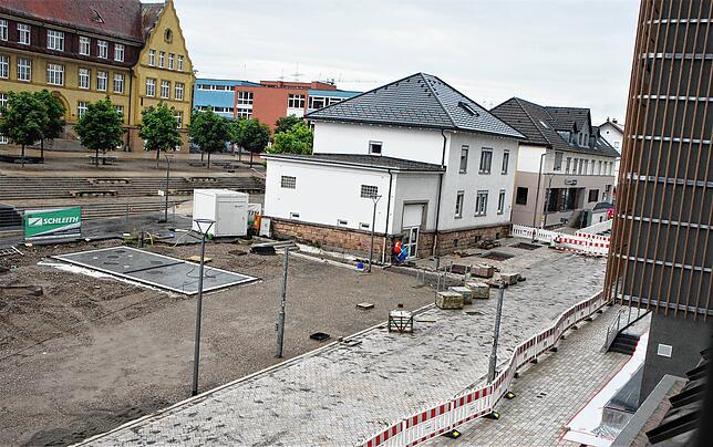 Während die Pflasterung der L 154 vom Weltlädeli bis zur Sparkasse mit Granitsteinen abgeschlossen ist, erfolgt zurzeit die ...
