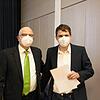 Bürgermeister Rainer Stolz (links) und der neue Ortsvorsteher von Mahlspüren im Hegau, Florian Bischoff, nach dessen Vereidigung.