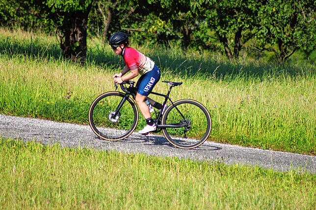 Hier ist Michelle Stark unterwegs mit ihrem Straßenbike beim Bergzeitfahren in Buus/Fricktal – sie wurde Erste.