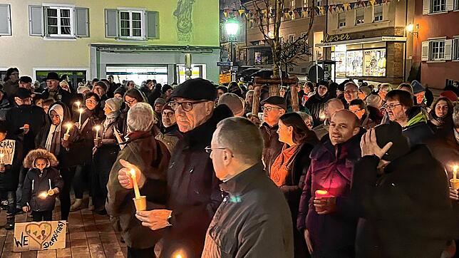 Rund 350 Menschen waren mit Kerzen und teils auch mit Plakaten zur Mahnwache auf den Platz vor der Stockacher St. Oswald Kirche gekommen ...