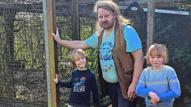 Der Vorsitzende der Vogelfreunde Villingen Markus Haist mit Tochter Emily und Sohn Joshua vor einer Voliere.