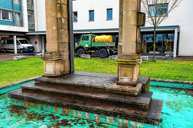 Der Brunnen vor dem Bürgerheim in der Mauthestraße ist bereits seit zwei Tagen versiegt. Die TDVS sorgt aber mit einem Wasserfahrzeug ...