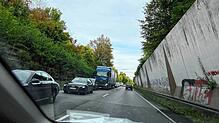 Die Autos und Lastwagen stehen Schlange auf der B31 bei Meersburg.