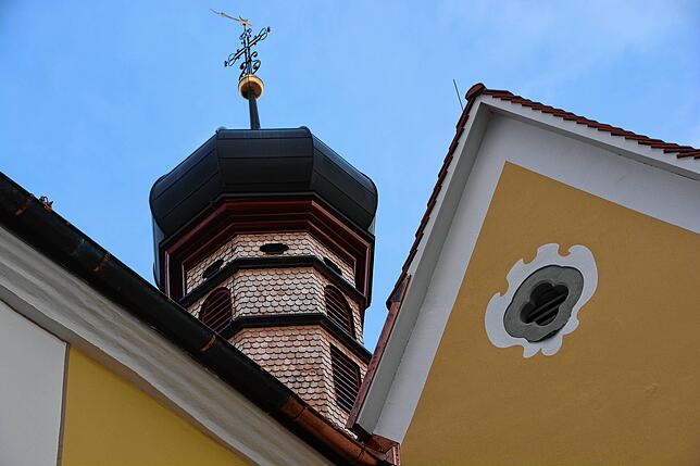 Die Lärchenholzziegel am Glockenturm waren ein beliebtes Ziel für die Klopferei eines Spechtes und mussten daher erneuert werden.