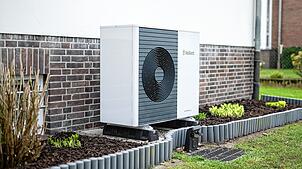 Energieeffizient heizen und Maßnahmen kombinieren: Wärmepumpen kann man mit Strom der eigenen Photovoltaik betreiben. Foto: Daniel ...