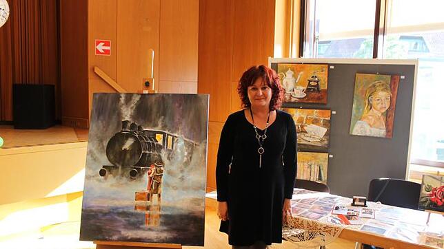 Ein Hingucker beim "Karussell der Künste": Corina Schröder und ihre ausdrucksstarken Acrylgemälde.