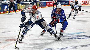 Mit 3:0 gewannen die Schwenninger Wild Wings am Freitagabend in Mannheim. Das Bild zeigt ein Duell zwischen Sebastian Uvira ...