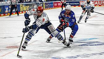 Mit 3:0 gewannen die Schwenninger Wild Wings am Freitagabend in Mannheim. Das Bild zeigt ein Duell zwischen Sebastian Uvira ...