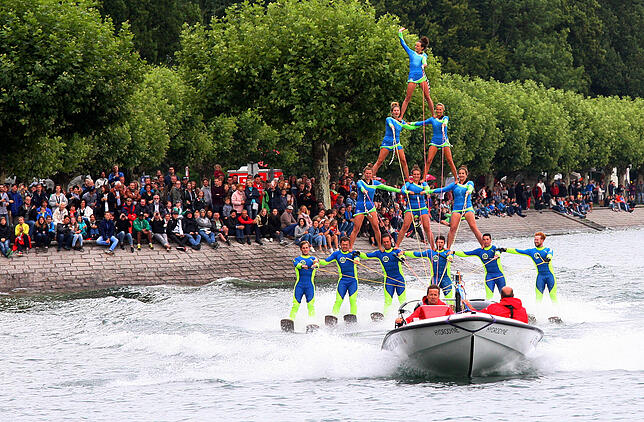 Auch eine vierstöckige Pyramide – wie hier beim Seenachtfest in Konstanz – präsentierte die Wasserski-Show-Gruppe des DSMC ...