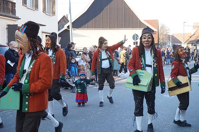 Die Klufenmichel zeigen sich beim Dämmerumzug in Neufrach. Die Gruppe ist inzwischen 50 Jahre alt.