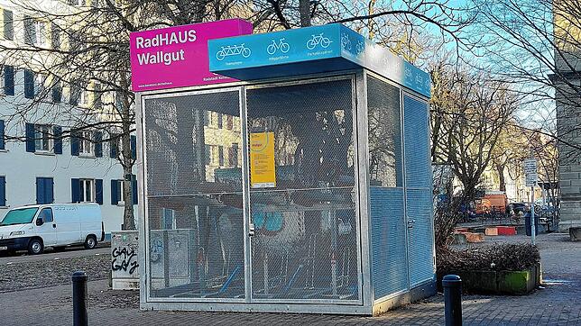 (Archivfoto von 2024) So sieht das Radhaus bei der Wallgutschule aus. Auch beim Bahnhof Petershausen wird nun eine derartige ...