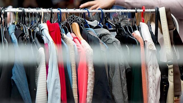 In Deutschland wurde letztes Jahr über 60 Millionen Euro für Kleidung ausgegeben. Die teuersten Kleider der Welt stehen dabei aber wohl ...