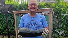 Klaus Heusinger mit seiner XXL-Zucchini.