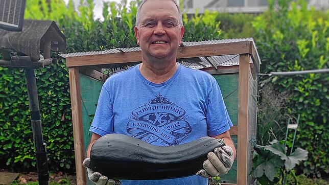 Klaus Heusinger mit seiner XXL-Zucchini.