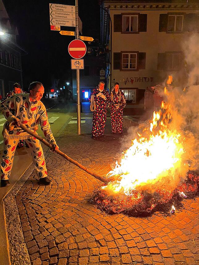 Bild 13: Bilder vom zweiten Teil des Dreckkübelgschwätz und vom Fasnetsverbrennen