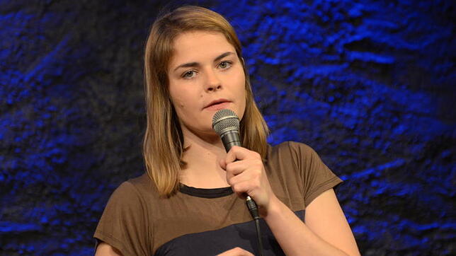 Wirkt eigentlich ganz harmlos, ist aber eine Bitterböse auf der Kabarett-Bühne: Die Schweizerin Hazel Brugger. Bild: Jörg Büsche