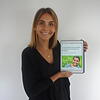 Veronika Sieber, 22, hält ein I-Pad hoch mit einem Artikel, der vor fünf Jahren bei ihrer Wahl in den Gemeinderat Brigachtal im ...
