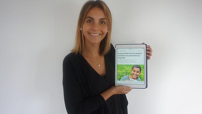 Veronika Sieber, 22, hält ein I-Pad hoch mit einem Artikel, der vor fünf Jahren bei ihrer Wahl in den Gemeinderat Brigachtal im ...