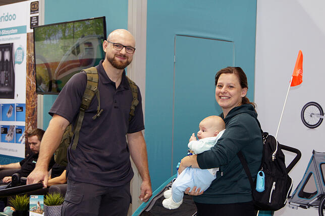Thomas und Jessica Achorner aus Ulm bevorzugen im Stadtverkehr das Fahrrad, auf der Eurobike haben sie einen Fahrradanhänger für den ...