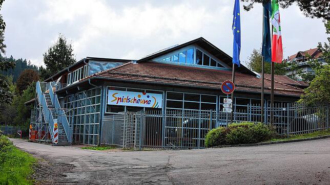 Für den Besuch in der Spielescheune in Unterkirnach steigen die Eintrittspreise und das Mitbringen von Speisen und Getränken wird ...