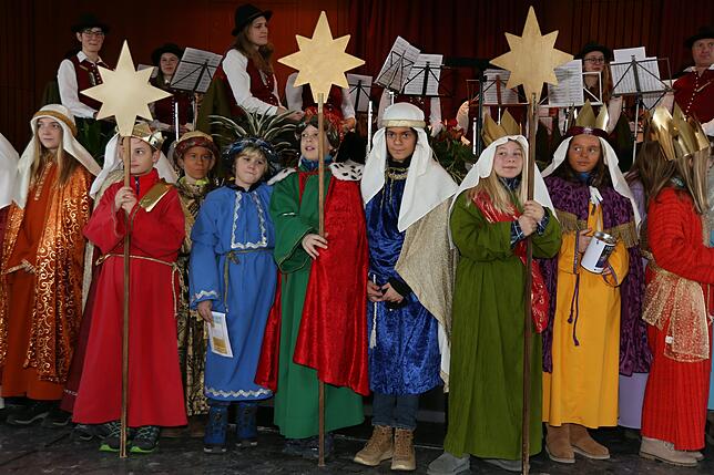 Die Sternsinger zogen in die &bdquo;Post&ldquo; ein und wurden gleich auf ihre Sammlung geschickt. Die Spenden gehen je zur Hälfte an ...