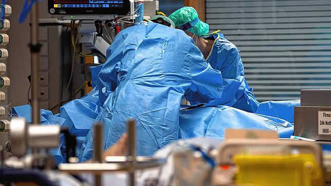 Eine Aufnahme vom Januar 2021 in einer Klinik in Ludwigsburg: Die Zahl der Intensivpatienten ist in der Omikronwelle geringer als in den ...