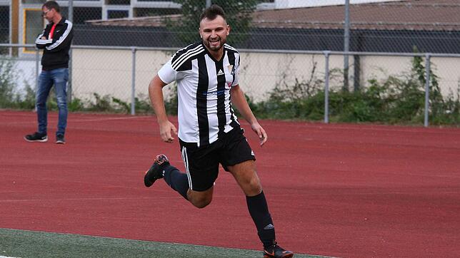 So will er wieder jubeln: Bujar Halili ist aus dem Urlaub zurück und will mit Landesliga-Aufsteiger SV 08 Laufenburg am Sonntag bei den ...