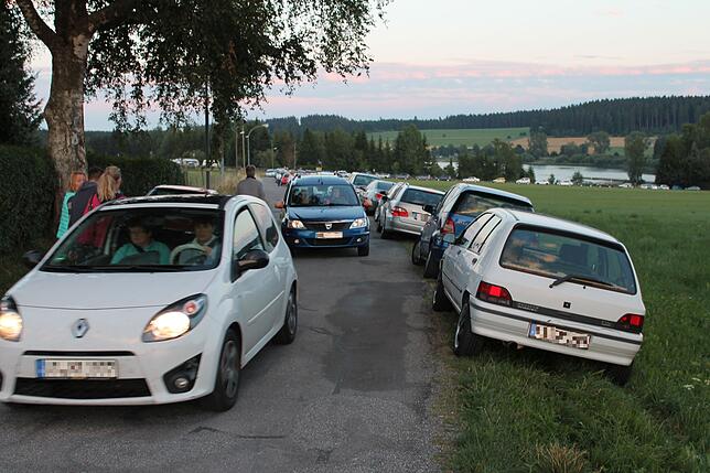Verkehrschaos entlang der Seestraße in Unterbränd: An der nördlichen Seite des Sees ist sie bis an den Ortsrand zugeparkt.