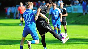 1:1 endete das Duell zwischen dem FC Radolfzell (Moritz Schaar, links) und dem SC Konstanz-Wollmatingen (Mert Tuncer).