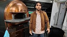 Welat Mohamad vor seinem neuen Pizzaofen, den er nach eigenen Angaben in Neapel gekauft hat.