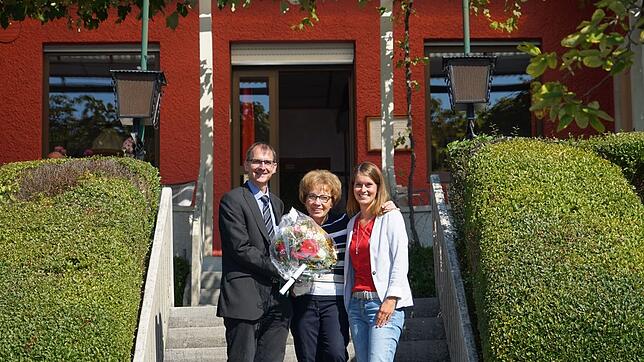 Zum Abschied präsentieren sich Brigitte Ehrlinspiel (Mitte) und der "Wellenhof" von ihrer sonnigsten Seite. Als Gratulanten ...