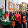 Das Team des Tafelladens um Antia Hoffmann (Mitte) bangt um den Transporter. Mit diesem sammelt es jedes Jahr rund 200 Tonnen gespendete ...
