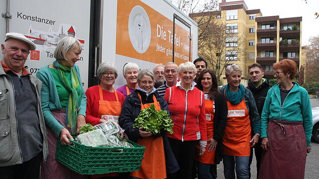 Das Team des Tafelladens um Antia Hoffmann (Mitte) bangt um den Transporter. Mit diesem sammelt es jedes Jahr rund 200 Tonnen gespendete ...
