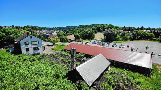 Der Blick von der Stadtwall-Kurve auf das Areal der früheren Gärtnerei Lutz zwischen Stadtwall und Dillstraße, wo eine ...
