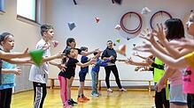 Kein Jongliersäckchen darf auf den Boden fallen. Klassenlehrerin Katharina Grieshaber gibt den Takt an.