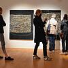 Kunstgenuss mit Abstand und Mundschutz bei der aktuellen Ausstellung in der Stadtgalerie.