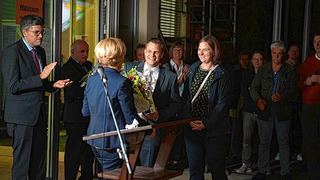 Ira Schelling gratuliert Dominic Böhler, mit seiner Frau Yvonne (rechts), zur Wahl zum neuen Bürgermeister der Gemeinde Jestetten. ...