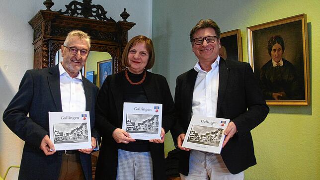 Gerold Auer (links), Gisela Auer und Bürgermeister Thomas Auer präsentieren das neue Fotobuch über die Entwicklung Gailingens. Bild: ...