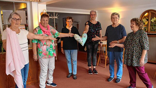 Frauen nähen Herzkissen und Drainagetaschen für Brustkrebspatientinnen als Zeichen ihrer Solidarität (von links): Luise Mücke aus ...