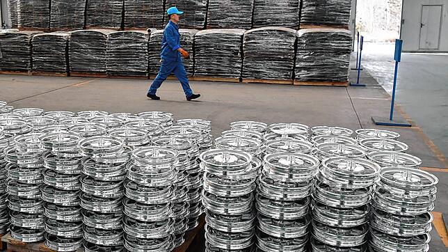 Magnesium-Radnaben für Elektroautos stehen in einer Werkstatt der Dongfeng Magnesium Co., Ltd. in Shenmu City in der Provinz Shaanxi im ...