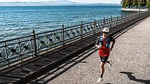 Florian Neuschwander liebt es, um Seen zu laufen. Am Bodensee hat er jetzt einen Weltrekord geknackt. Hier läuft er an der Promenade ...