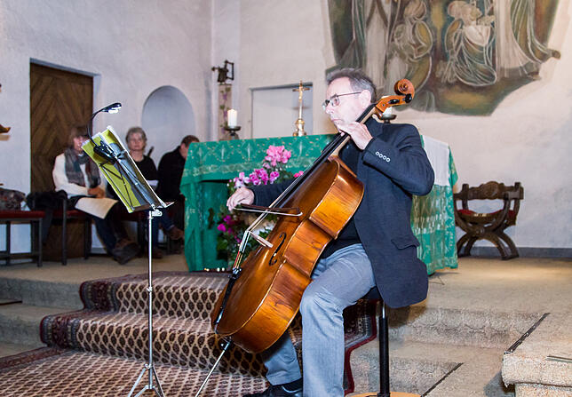 Hans Kellner begleitet am Cello die Gedenkfeier zur Reichspogromnacht in Bankholzen. Bei jeder Gedenkveranstaltung waren mehr Menschen ...