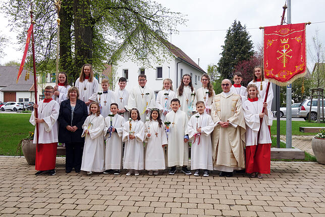 Die Erstkommunikanten in St. Bernhard in Wald mit Pfarrer Josef Maurer und Gemeindereferentin Elisabeth König.