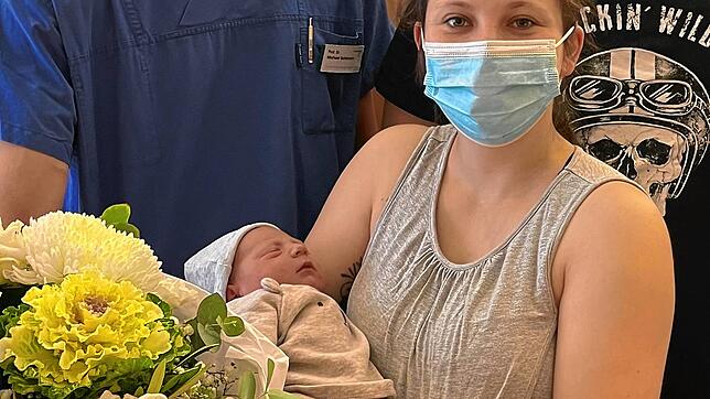 Tamara Scheffler hält stolz ihren Sohn Theo in die Kamera. Er war das 2000. Baby, das in diesem Jahr im St. Elisabethen-Krankenhaus ...