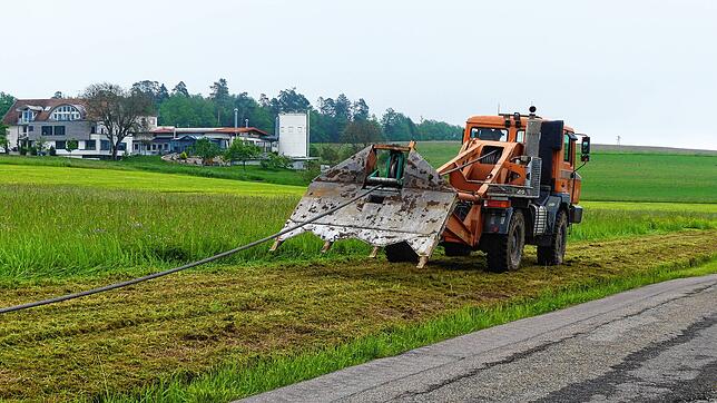 Die Zugmaschine für den Grabenpflug: Erst nach den Arbeiten für schnelles Internet wird über die Erneuerung der Ortsdurchfahrt ...