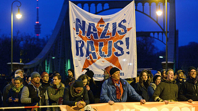 Diese Demonstranten in Potsdam fordern: „Nazis raus!“ Aber mit moralischen Argumenten kommen sie dabei nicht weit.