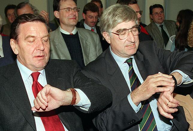 In Freiburg empfing der Politiker Böhme gerne Prominenz. Auch den damaligen Bundeskanzler Gerhard Schröder führte er durch das ...