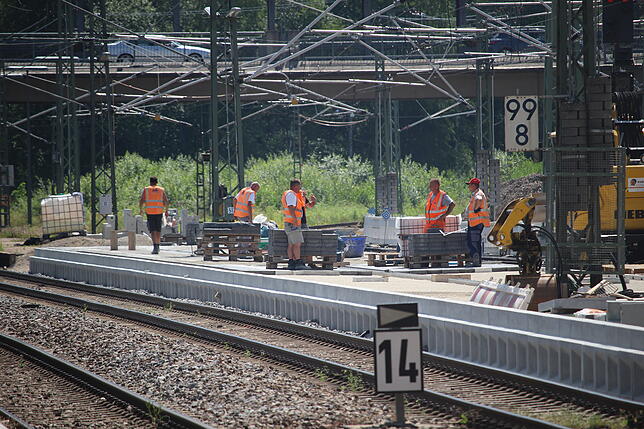 Die Bahnsteigkante ist bereits gesetzt, die restlichen Arbeiten sollen laut Projektleiter &bdquo;relativ schnell&ldquo; erledigt werden. ...