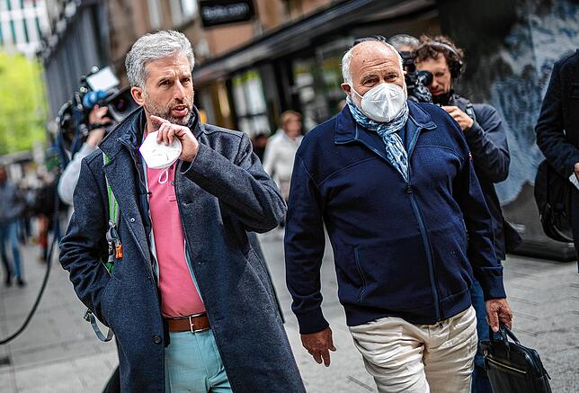 Boris Palmer (links), Oberbürgermeister von Tübingen, geht zusammen mit seinem Anwalt, Rezzo Schlauch (rechts), im April 2022 zur ...