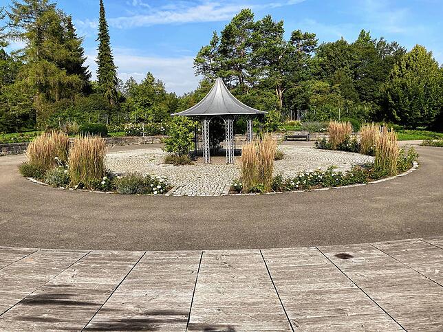 Mitten im Rosarium sorgt ein Rondell für Aufenthaltsqualität.